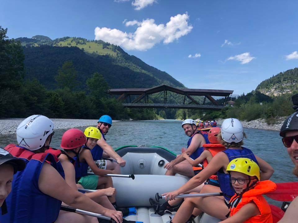 Een groep in hun raft tijdens Action Rafting op de Kitzbüheler Ache met Der Guide Brixtental.