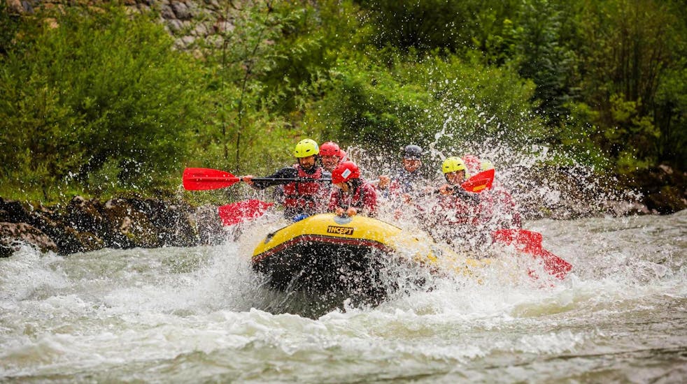 On their Sportive Rafting on the Salzach River with Torrent Outdoor Experience, a group of rafters is paddling through a strong rapid on the river.