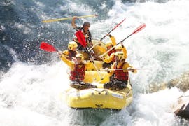 Persone che danno il massimo durante il Rafting sul fiume Sesia - Panorama con Eddyline - The River Experience Valsesia.