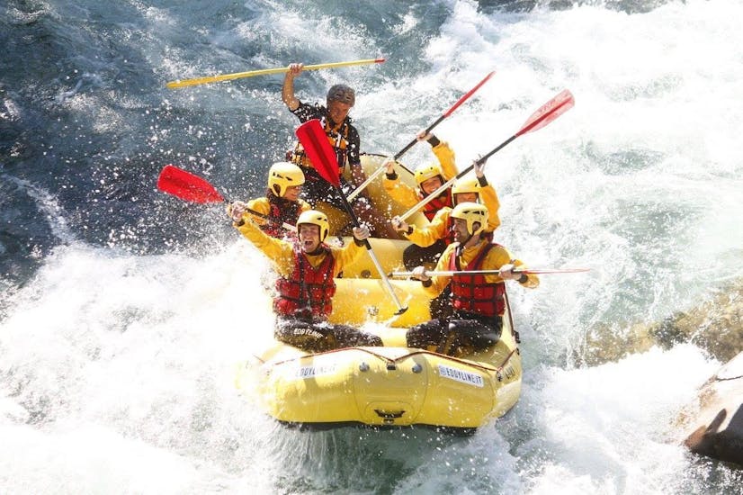Persone che si godono il Rafting sul fiume Sesia - Panorama con Eddyline - The River Experience Valsesia.