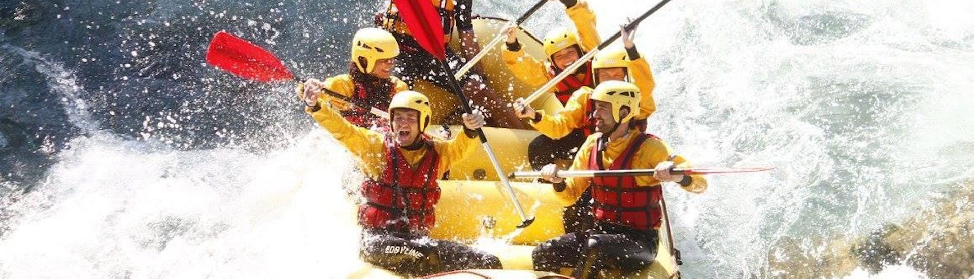 Persone che si godono il Rafting sul fiume Sesia - Panorama con Eddyline - The River Experience Valsesia.