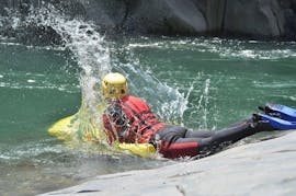 Un grande schizzo d'acqua sul viso di uno dei partecipanti durante l'Hydrospeed sul fiume Sesia - Gorge Tour con Eddyline - The River Experience Valsesia.Ci ritroviamo alla nostra base all'orario prenotato.
