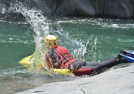 Un grande schizzo d'acqua sul viso di uno dei partecipanti durante l'Hydrospeed sul fiume Sesia - Gorge Tour con Eddyline - The River Experience Valsesia.Ci ritroviamo alla nostra base all'orario prenotato.