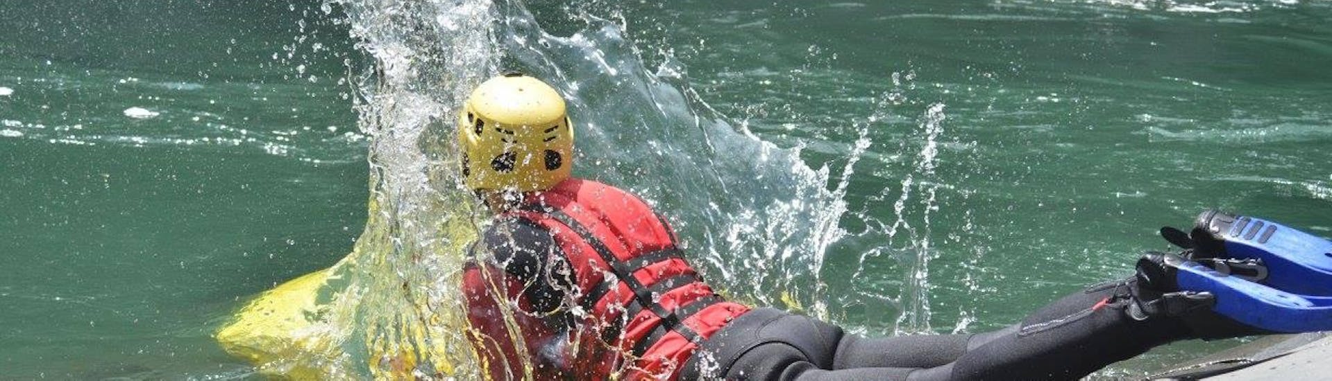Un ragazzo entra in acqua e si appresta a iniziare l'Hydrospeed sul fiume Sesia - Gorge Tour con Eddyline - The River Experience Valsesia.