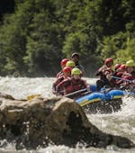 Een groep vrienden die een vrijgezellenfeest vieren met een  rafting tour op de Salzach rivier met Torrent Outdoor Experience.