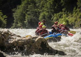 A group of friend who are celebrating a bachelor party with a rafting tour on the Salzach river with Torrent Outdoor Experience.