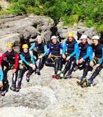 Eine Gruppe von Freunden, die sich nach ihrer abenteurerlichen Canyoning Tour in der Almbachklamm für Jungesell(inn)enabschiede mit Torrent Outdoor Experience auf einem großen Felsen ausruht.