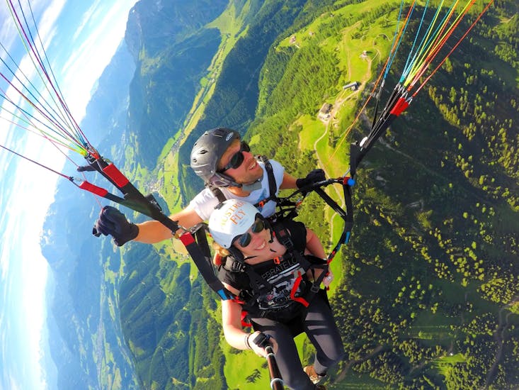 Der Pilot und ein Kunde beim Tandem Paragliding vom Bischling - Thermikflug mit Flugschule Austriafly Werfenweng