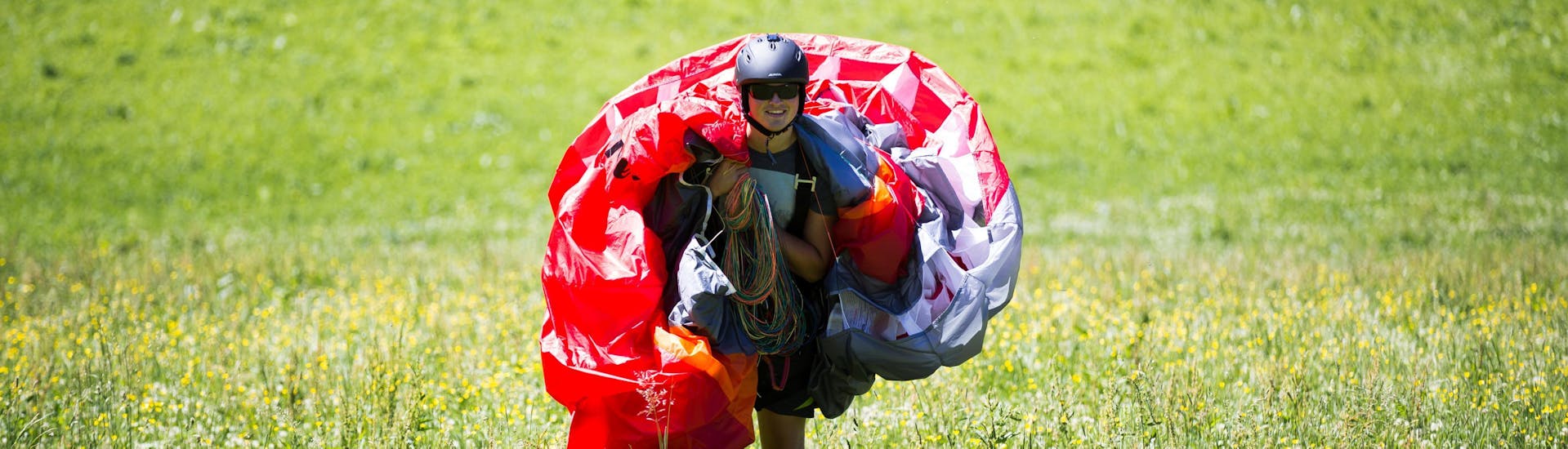 A costumer during the Half-Day Paragliding Trial Course in Werfenweng with Flugschule Austriafly Werfenweng.