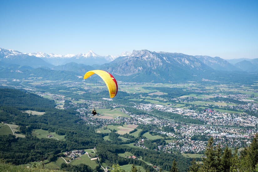 Ein Guide und ein Teilnehmer machen ein Foto während des Tandem-Gleitschirmfliegens in Salzburg Stadt - Classic mit FlyTandem Salzburg.