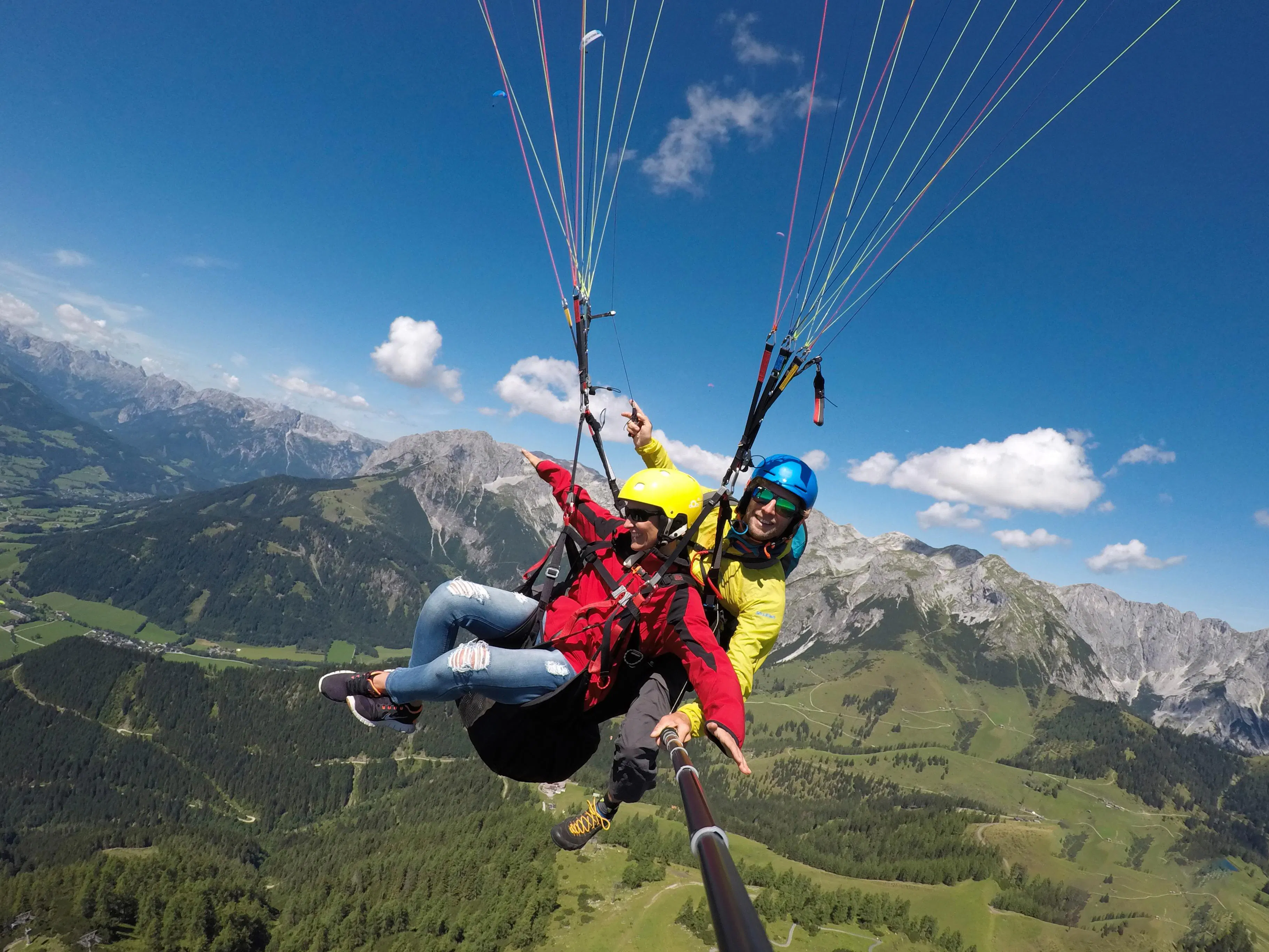 Tandem Paragliding vom Bischling in Werfenweng - Classic mit Flytandem Salzburg Foto eines Guides mit einer Teilnehmerin in der luft beim Tandem Paragliding vom Bischling in Werfenweng - Classic mit FlyTandem Salzburg.
