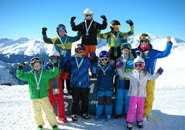 Een groep jonge skiërs is erg trots na de kinderskilessen (14-17 j.) voor gevorderde skiërs bij de Zwitserse skischool van Davos.