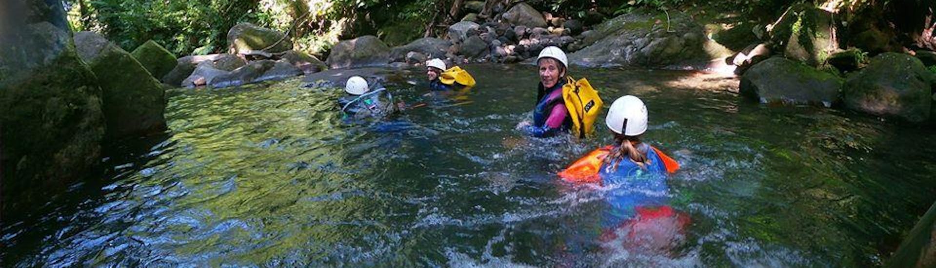 Sportliche Canyoning-Tour in Saint-Claude.