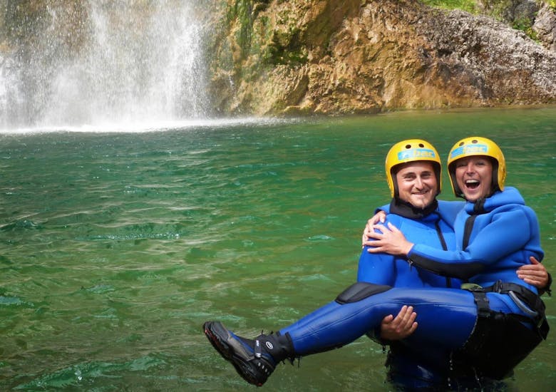 A couple is enjoying the fresh water in the canyon during the Canyoning in the Enns Valley - Redfather Short with best adventure company Schladming.
