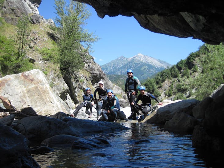 Foto di persone durante il canyoning nel Chalamy - Spirito sportivo con il Canyoning Valle D'Aosta