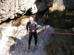 Un uomo che si gode una giornata di canyoning nel Chalamy - Spirito sportivo con il Canyoning Valle D'Aosta