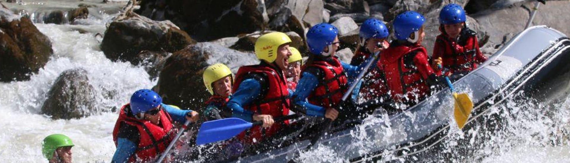 A group of friends is enjoying their Rafting on Guil River for Groups (16+ pax) - Sport activity with Ecrins Eaux Vives.