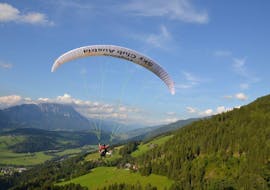 Flying over the mountains during the Tandem Paragliding from Michaelerberg - First Flight with Flugschule Sky Club Austria Gröbming.