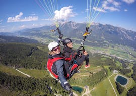 A costumer and his pilot from Flugschule Sky Club Austria Gröbming are enjoying Tandem Paragliding from Hauser Kaibling.