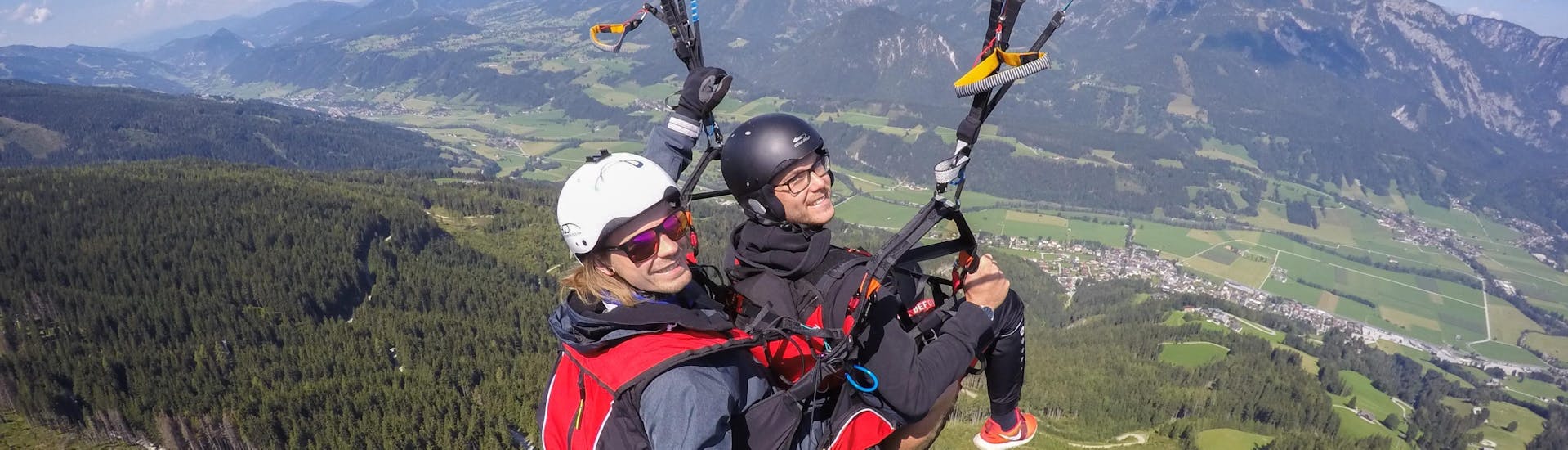 A costumer and his pilot from Flugschule Sky Club Austria Gröbming are enjoying Tandem Paragliding from Hauser Kaibling.