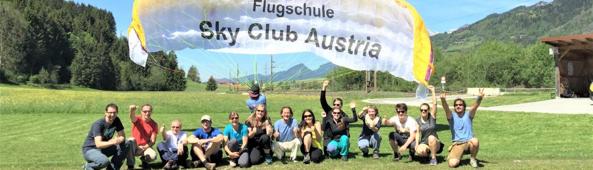 Eine Gruppe nachdem sie erfolgreich den 6-Tages Paragliding Grundkurs in Gröbming mit Flugschule Sky Club Austria Gröbming gemeistert haben.