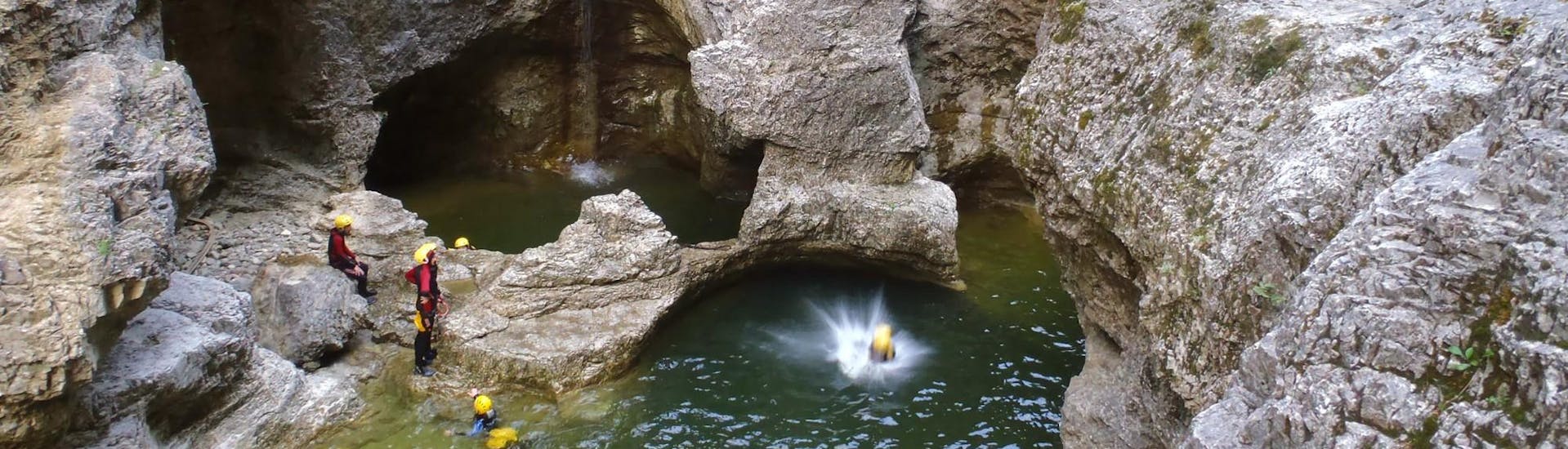 Person springt ins Wasser beim Canyoning in der Almbachklamm - Schwiss Cheese Tour mit Crocodile Sports Salzburg.