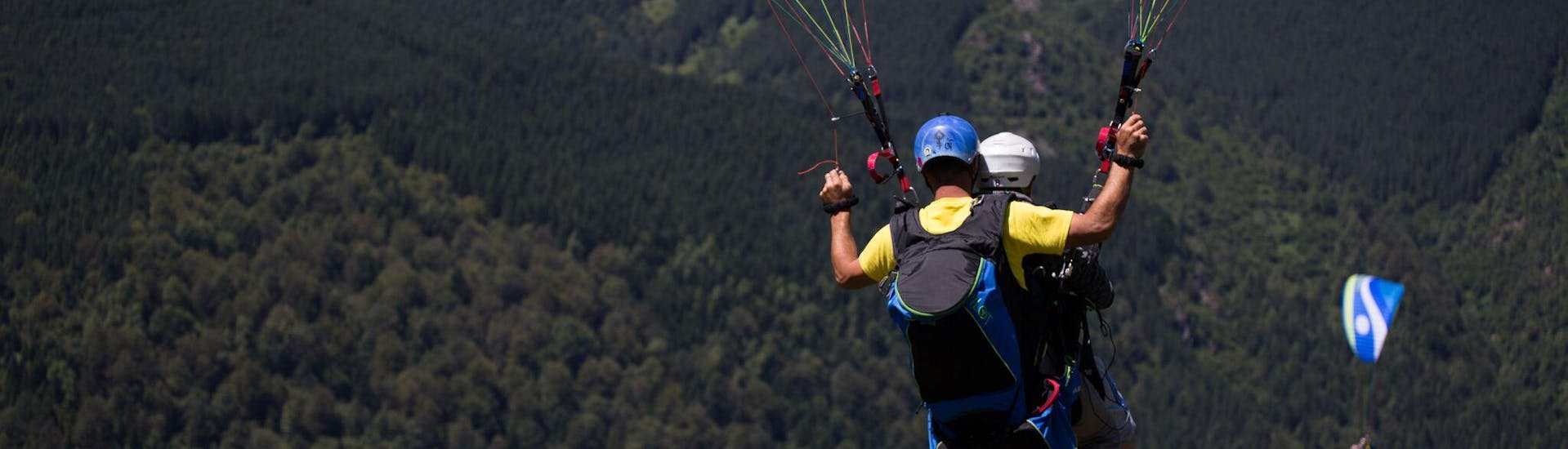 Akrobatik Tandem Paragliding (ab 12 J.) - Pyrénées Ariégeoises Regional Nature Park.
