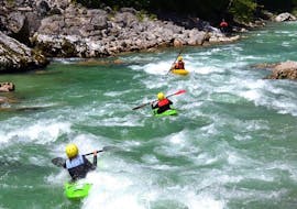 People enjoying the Kayaking Lessons on the Salza River for Beginners with Adventure Outdoor Strobl (AOS) Gesäuse.