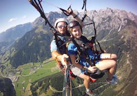 Tandem Paragliding in Werfenweng vom Bischling mit Parataxi Werfenweng Der Pilot und ein Mädchen genießen die Aussicht während des Tandem Paragliding in Werfenweng vom Bischling mit Parataxi Werfenweng
