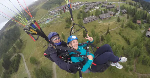Tandem Paragliding over Lake Ossiach - Panorama Flight with Flycenter Ossiachersee The pilot and a costumer while Tandem Paragliding over Lake Ossiach - Panorama Flight with Flycenter Ossiachersee
