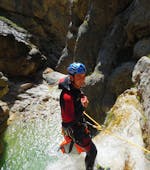 Een persoon abseilt tijdens action canyoning bij de Weissensee in Karinthië met ARES Drautal Canyoning.