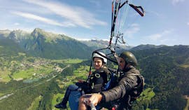 Un pilote de Pégase Air effectue un vol Tandem Parapente découverte au-dessus de la vallée de Samoens.