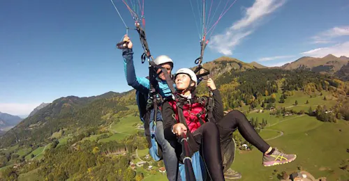 Tandem Paragliding in Samoëns - Panorama Flight with Pégase Air Samoëns A Pegase Air pilot makes a panoramic tandem paragliding flight over the Samoens valley.