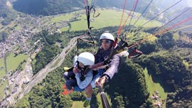Un enfant effectue un vol Tandem Parapente "Le Petit Montagnard" avec Pégase air au dessus de la vallée de Samoens.