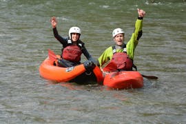 Ein Paar lächelt glücklich in die Kamera währenddessen sie am Noguera Pallaresa paddeln beim Kanu-Raft Klassik mit La Rafting Company.
