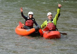Ein Paar lächelt glücklich in die Kamera währenddessen sie am Noguera Pallaresa paddeln beim Kanu-Raft Klassik mit La Rafting Company.