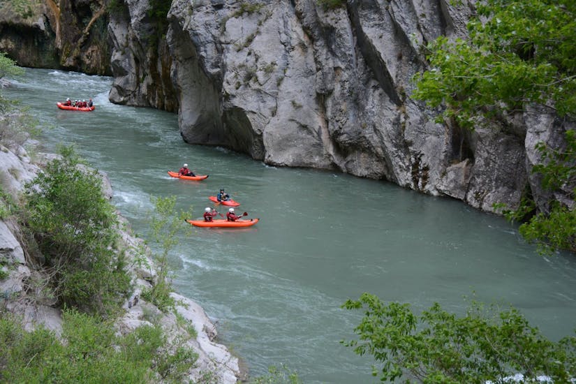 A group of people is paddling on the Noguera Pallaresa while on their canoraft tour with La Rafting Company.