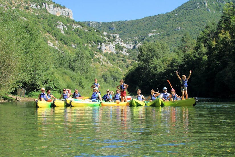 Eine Gruppe von Freunden posiert in der Mitte des Tarns an Bord ihrer Kanus während ihrer 10 km langen Kanutour in den Gorges du Tarn mit Le Soulio.