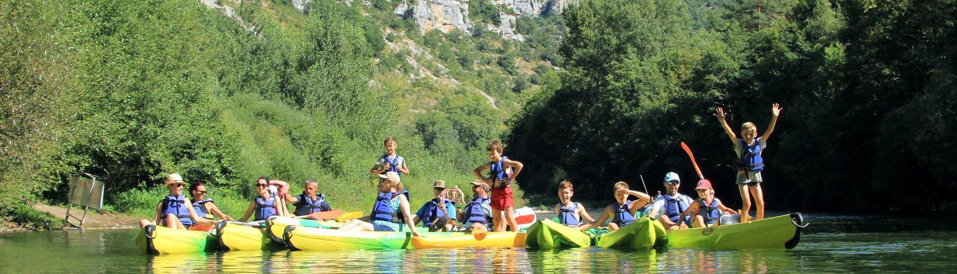 Eine Gruppe von Freunden posiert in der Mitte des Tarns an Bord ihrer Kanus während ihrer 10 km langen Kanutour in den Gorges du Tarn mit Le Soulio.