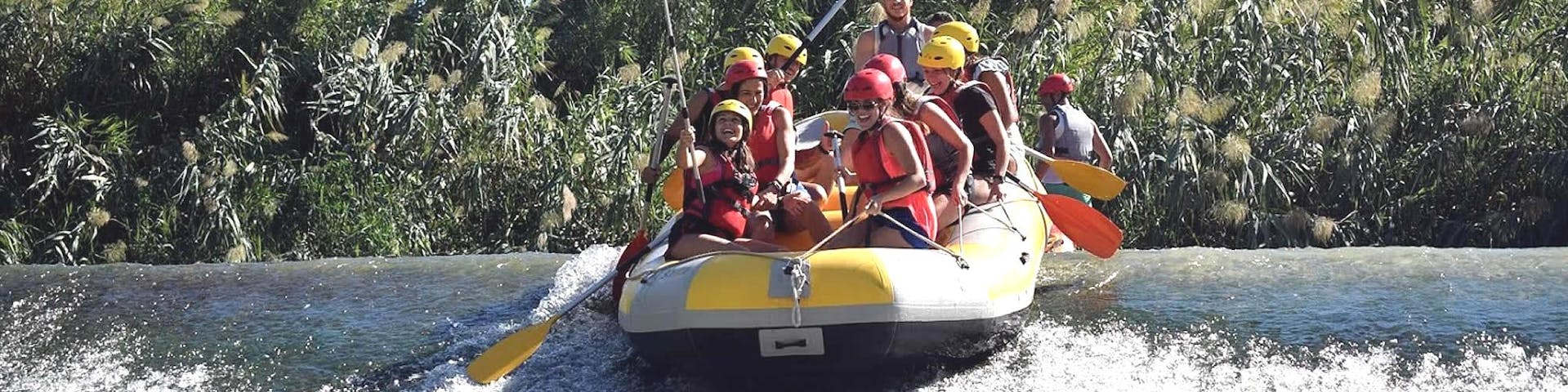 Participants of the Rafting "Classic" - Rio Segura are riding down a weir with an experienced rafting guide form Rafting Murcia.