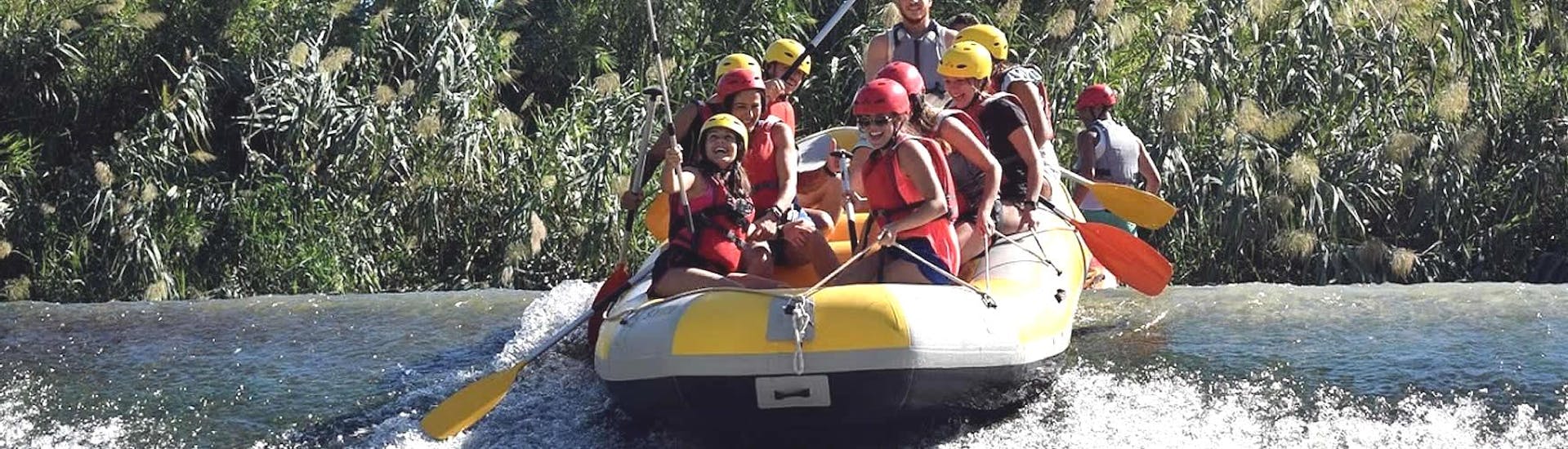 Participants of the Rafting "Classic" - Rio Segura are riding down a weir with an experienced rafting guide form Rafting Murcia.