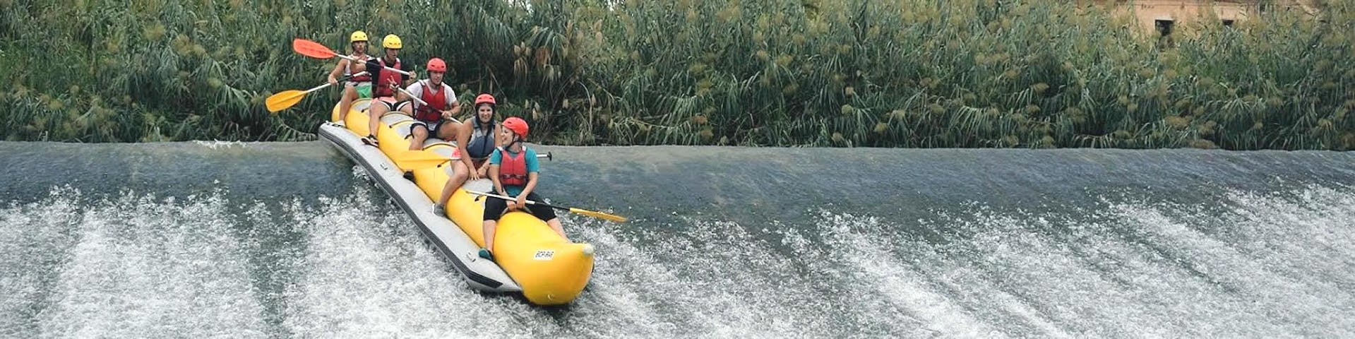Beim Rafting "Banana Boot" - Rio Segura haben Leute Spaß während sie auf einem einzigartigen Boot den Fluss unter der Aufsicht eines erfahrenen Raftingguides von Rafting Murcia hinunter fahren.