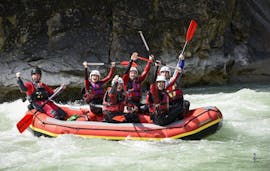 A group of people rafting down the Río Gállego.