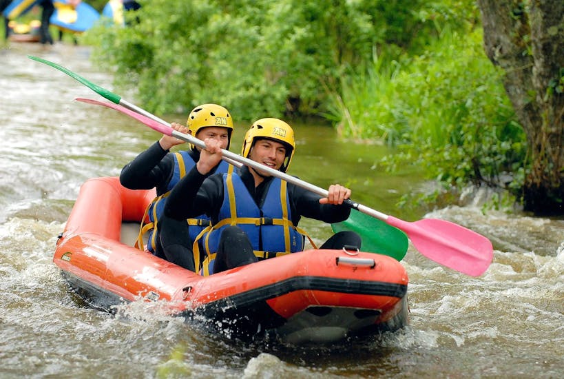 Deux amis pagayent tranquillement sur la rivière pendant leur descente Rafting sur Le Chalaux - Hot-Dog avec AN Rafting Morvan.