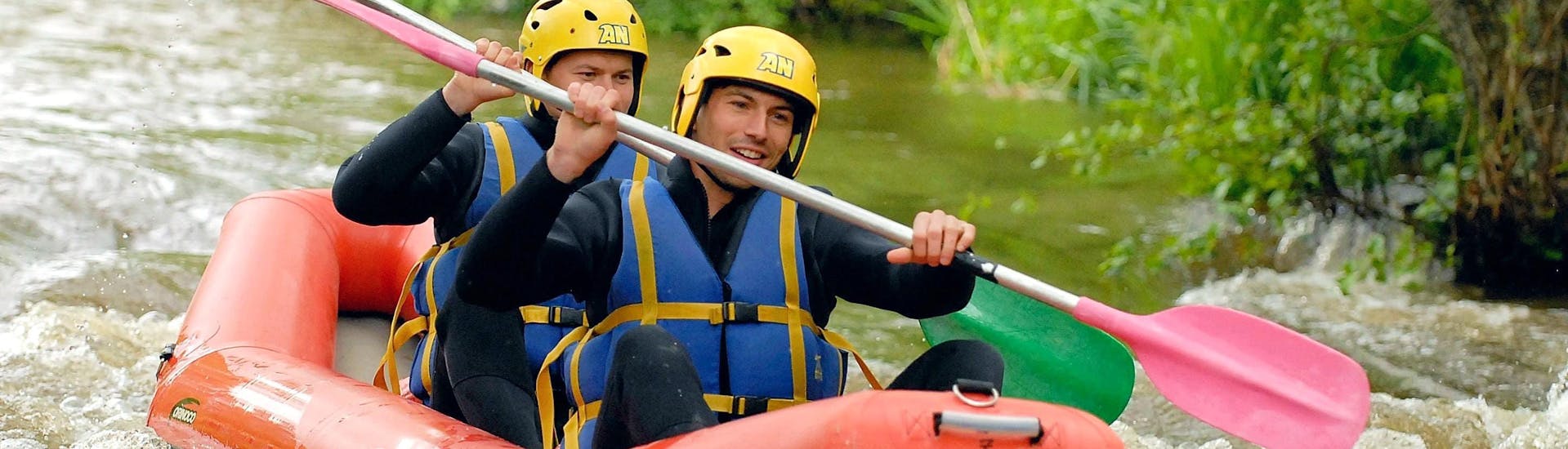 Deux amis pagayent tranquillement sur la rivière pendant leur descente Rafting sur Le Chalaux - Hot-Dog avec AN Rafting Morvan.