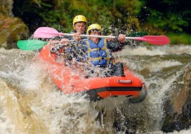 Two friends are facing the impetuous current of the river during their Rafting on Le Chalaux River - Hot-Dog tour with AN Rafting Morvan.