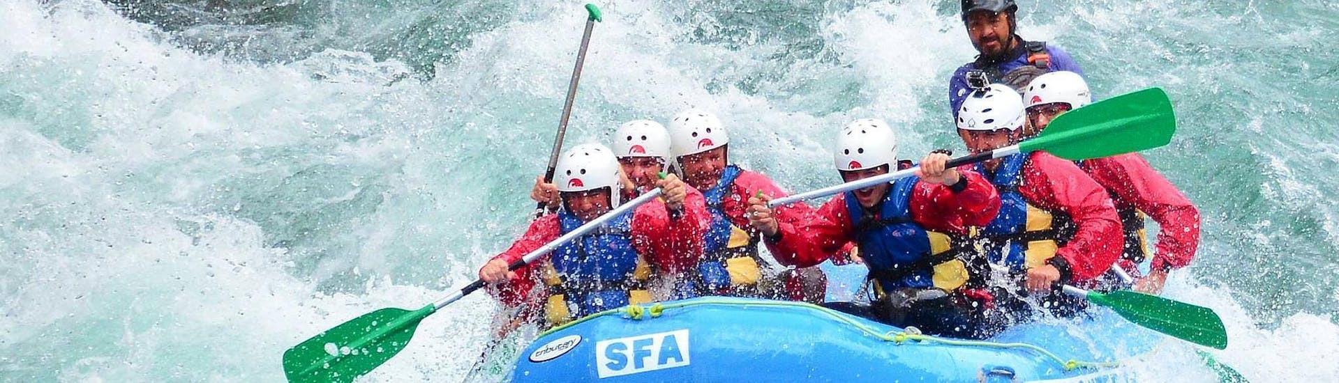 A group of persons enjoy rafting on tjhe Esera river with Sin Fronteras Adventure. 