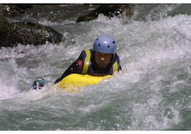 Un hombre hace hidrospeed en el Río Esera con Sin Fronteras Adventure.