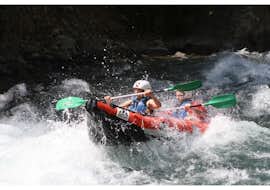 canoe-rafting-duckies-rio-esera-sin-fronteras-adventure Two people go canoe-rafting on the Rio Esera with Sin Fronteras Adventure.