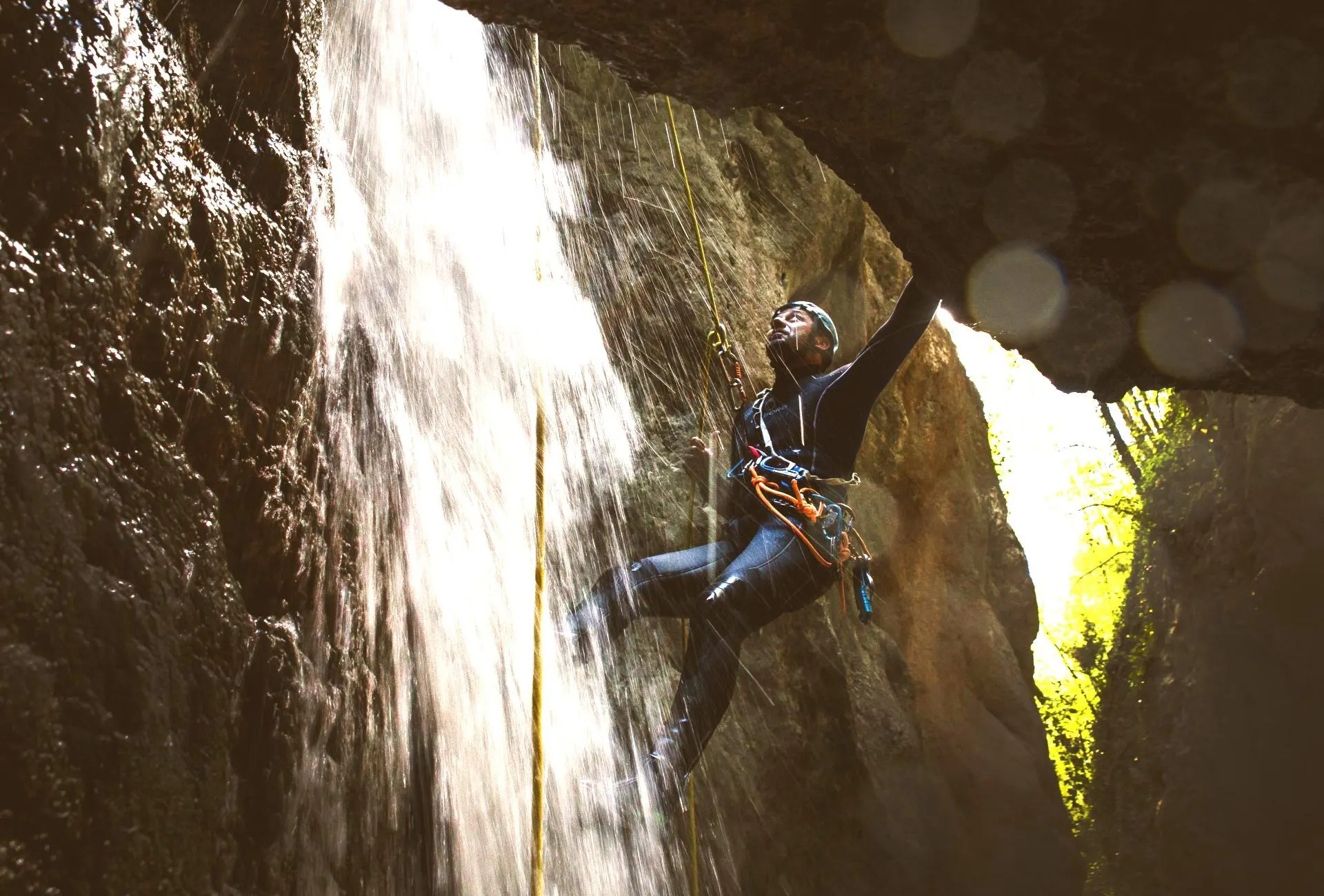 Canyoning im Rio Inferno in Bagni di Lucca mit Rockonda - Val di Lima Ein Junge stellt sich einer Seilpassage während des von Rockonda organisierten Canyonings in Rio Inferno.